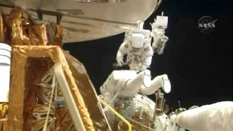Astronauti Michael T. Good (nahoe) a Michael J. Massimino ve volném prostoru