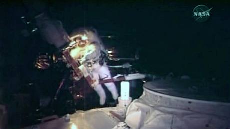 Astronaut John Grunsfeld ve volném prostoru