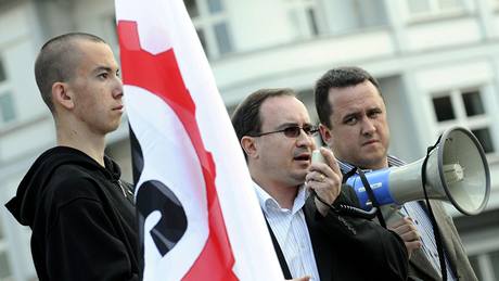 Místopedseda Dlnické strany Jií tpánek (vpravo) drí svému éfovi Tomái Vandasovi megafon na mítinku v Perov