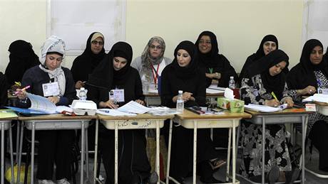 Volební komise u parlamentních voleb v Kuvajtu, kde poprvé v historii muslimské zem vyhrály také eny