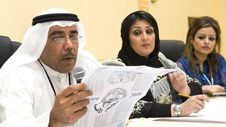 Kuvajtská volební komise. Poprvé v historii muslimské zem se do jejího parlamentu dostaly eny