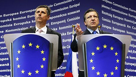 Premiér Jan Fischer a pedseda Evropské komise José Barroso po jednání v Bruselu (12. kvtna 2009)