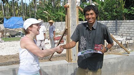 Výstavba elví stanice, na ní se podílejí ei, v indonéské vesnici Toyapakeh