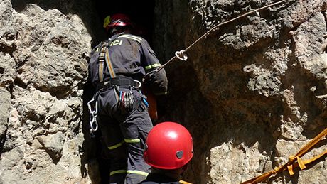 Hasii zachraují mue, který strávil zranný tyi dny v jeskyni u Srbska na Berounsku (17. kvtna 2009)