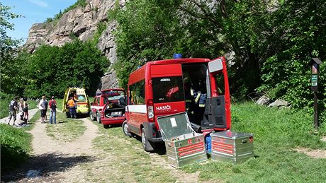 Hasii zachraují mue, který strávil zranný tyi dny v jeskyni u Srbska na Berounsku (17. kvtna 2009)