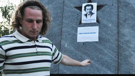 Aktivista Michal Doleel pelepil komunistické symboly letáky.