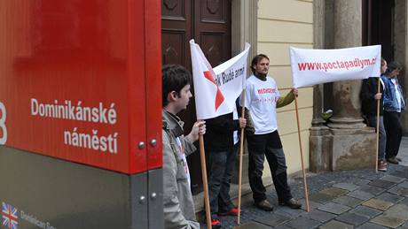 Demonstrace ped Magistrátem msta Brna a na zasedání zastupitelstva na téma uívání a odstranní komunistických symbol