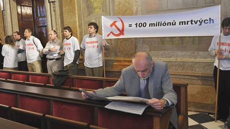 Demonstrace ped Magistrátem msta Brna a na zasedání zastupitelstva na téma uívání a odstranní komunistických symbol
