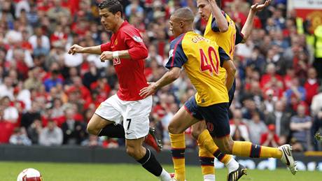 Manchester United - Arsenal: Cristiano Ronaldo (vlevo), Gibbs a Van Persie