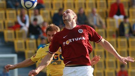 GÓL! Václav Ondejka, útoník fotbalového Slovácka, práv pekonává slávistického brankáe Martina Vaniaka v semifinále Poháru MFS.