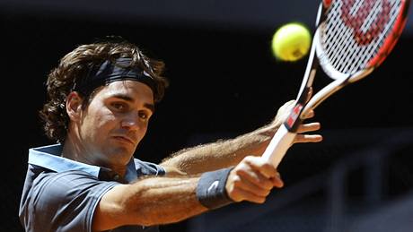 Roger Federer v utkání proti Andymu Roddickovi.
