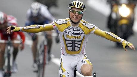 Norský cyklista Edvald Boasson Hagen se raduje z etapového vítzství na Giru.