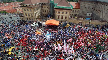 Demonstrace odborá na Hradanském námstí v Praze. (16. kvtna 2009)