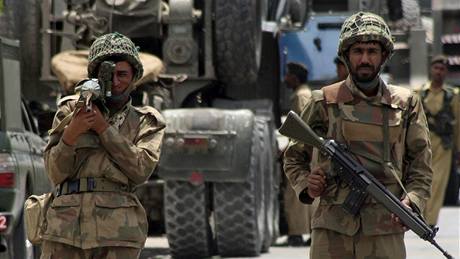 Pákistánská armáda útoí na pozice radikál z Talibanu