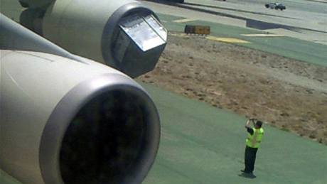 Pracovníci letit si fotografují kuriózní nehodu