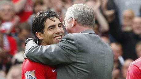 MINULOST. Carlos Tévez pomohl Manchesteru United ke dvma titulm, po konci hostování u o nj ale prý Alex Ferguson (vpravo) nestál. Tévez tak peel do Manchesteru City.