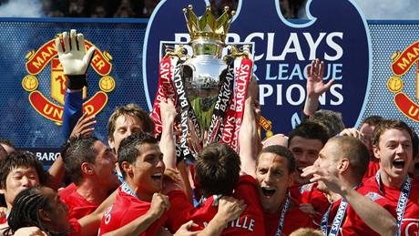 Manchester United - Arsenal: fotbalisté Manchesteru s trofejí pro vítze anglické ligy