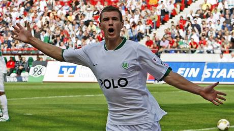 Hannover - Wolfsburg: hostující Edin Deko slaví gól