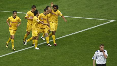 Dortmund - Bielefend: hostující obránce Radim Kuera vpravo) je zklamaný, hrái Dortmundu se radují z gólu