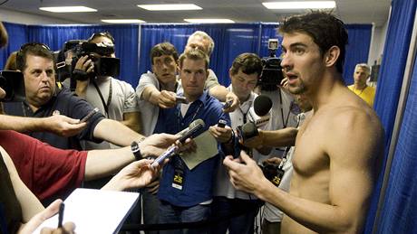 Michael Phelps obklíený novinái