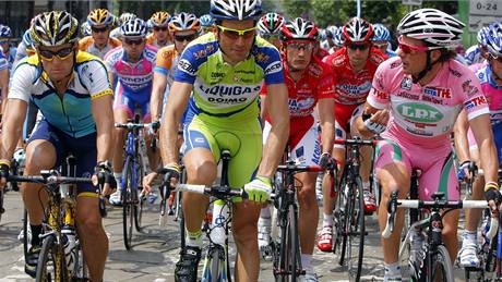 Giro d´Italia v Milán: (zleva) Lance Armstrong, Ivan Basso a Danllo Di Luca