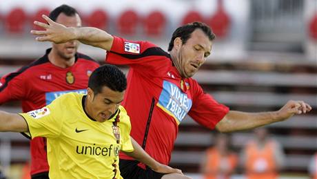 Mallorca - FC Barcelona: hostující Pedro (vlevo) bojuje s Joemim Gonzalezem