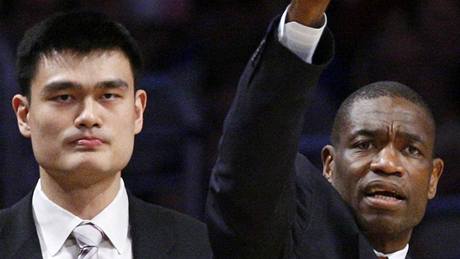 Jao Ming (vlevo) a Dikembe Mutombo sledují zápas Houstonu v Los Angeles s tamními Lakers.