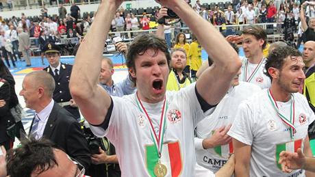 Michal Rak se raduje s trofejí pro vítze italské ligy