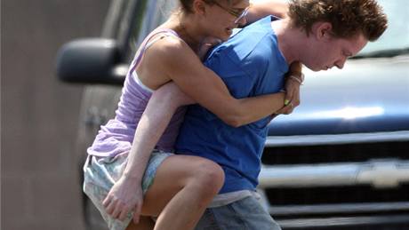 Natalie Portmanová pi natáení filmu Hesher ukázala lidem okolo své rové kalhotky. (13. kvtna 2009)