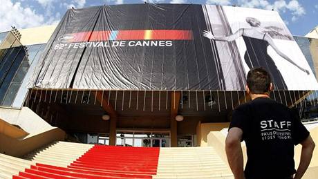 V Cannes vrcholí pípravy na zahájení 62. roníku filmového festivalu.