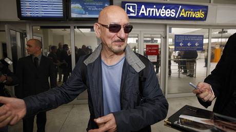 Ben Kingsley pijede se svou enou Danielou Lavenderovou, která se pedstaví ve Snu noci svatojánské. Pár plánuje procházku Prahou a veei v luxusní restauraci na Starém Mst.