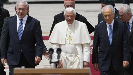 Papež Benedikt XVI. na telavivském letišti s izraelským premiérem Benjaminem Netanjahuem a prezidentem Šimonem Peresem (15. května 2009) Papež Benedikt XVI. na telavivském letišti s izraelským premiérem Benjaminem Netanjahuem a prezidentem Šimonem Peresem (15. května 2009)