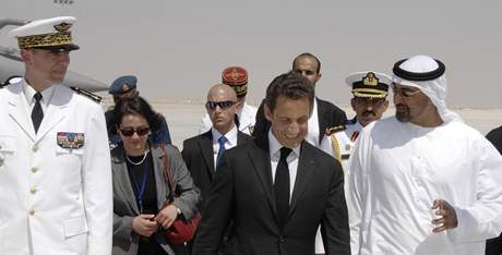 Francouzský prezident Sarkozy otevírá základnu v Abú Dhabi (26. kvtna 2009)