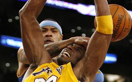 Los Angeles Lakers - Denver, hostujc Kenyon Martin fauluje Kobe Bryanta (vpedu)..