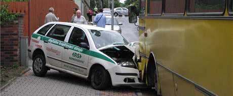 Nehoda linkovho autobusu a dvou osobnch aut v Krlov Poli v Brn