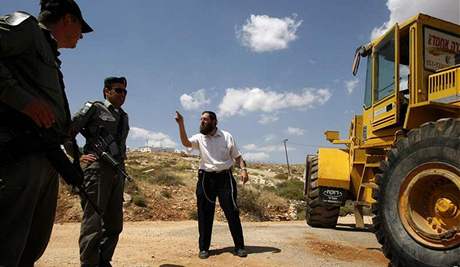 Obyvatel nelegální osady kií na leny izraelské policie, kteí osadu zbourali. (21. kvtna 2009)
