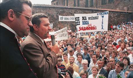 Lech Walesa promlouvá ke stávkujícím loam v srpnu 1988.