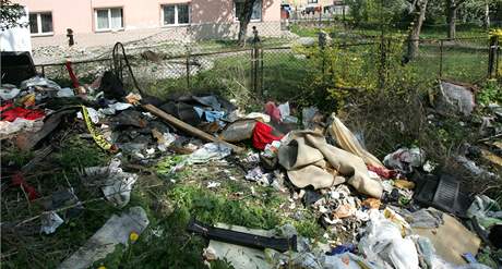 Nepoádek kolem dom v Pedlicích.