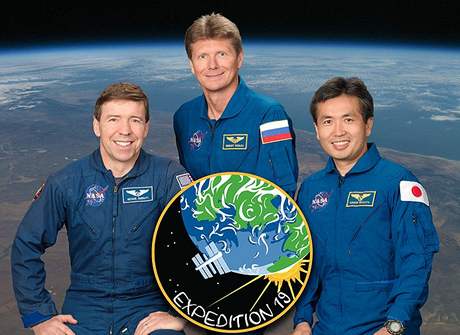 Posádka ISS: Mike Barratt, Gennadij Padalka, Koii Wakata