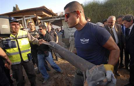 Specialista odnáí raketu, která dopadla na jihoizraelský Sderot