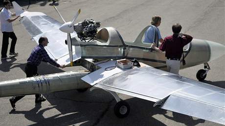 Vysoké uení technické v Brn má tradici ve vývoji bezpilotních letadel (na snímku vyvíjený stroj Marabu, jeho první verze jet s lidskou posádkou - spíe dohledem - poítají).