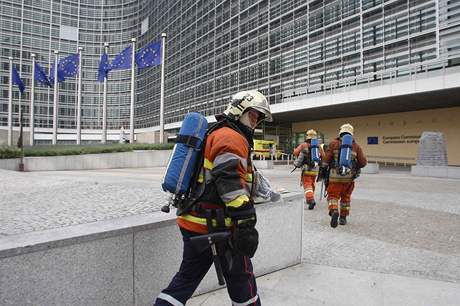 Sídlo Evropské komise v Bruselu bylo kvli hrozb poáru znovu evakuováno (27. kvtna 2009)