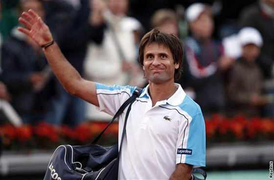 Fabrice Santoro zdraví diváky na Roland Garros