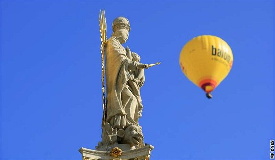 Mezi oblíbenou kratochvíli turist na jiní Morav patí i lety balonem. Ilustraní foto