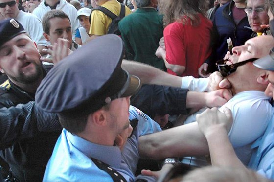 Loni v kvtnu dolo i na fyzický kontakt policist s demonstranty. Letos se zatím stety odehrávají v rovin ostrých slov v médiích.