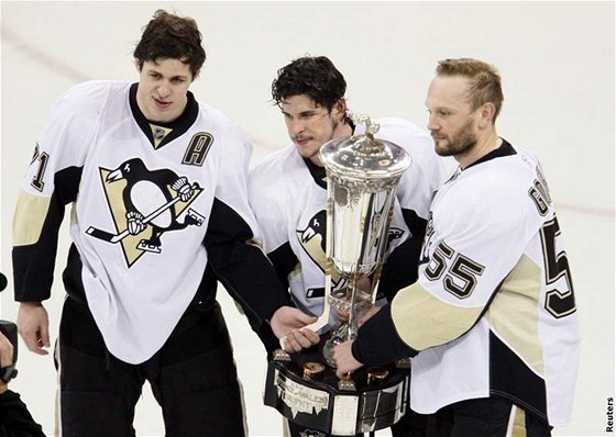Malkin, Crosby a Gonar s Prince of Wales Trophy urené vítzi Východní konference NHL.