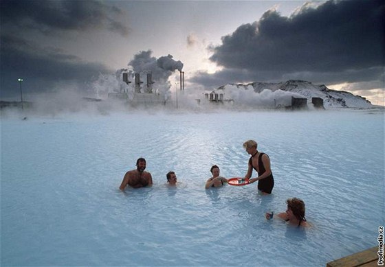 Geotermální elektrárna funguje napíklad na Islandu, kde její odpadní voda zásobuje proslulé modré laguny.