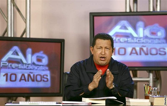 Televizní poad Aló Presidente ml v kvtnu desetileté výroí. Te se v nm venezuelský prezident opel do golfu.
