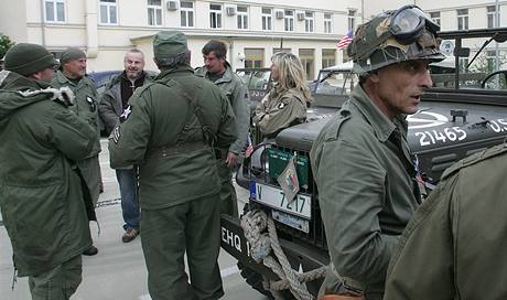 Konvoj vozidel americk armdy pi prjezdu Plzn. (28. kvtna 2009)