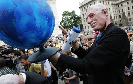 Happening umlc v gumovch maskch na Praskm Hrad. Parodovali prezidenta Vclava Klause. (21.5.2009)